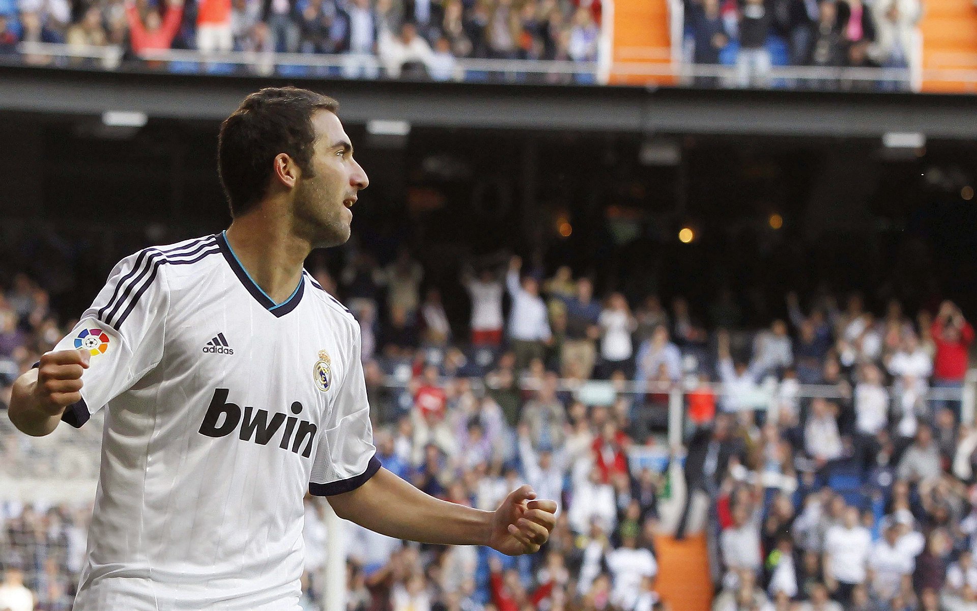 “高新体育中心：篮球赛精彩不断，决战即将来临”