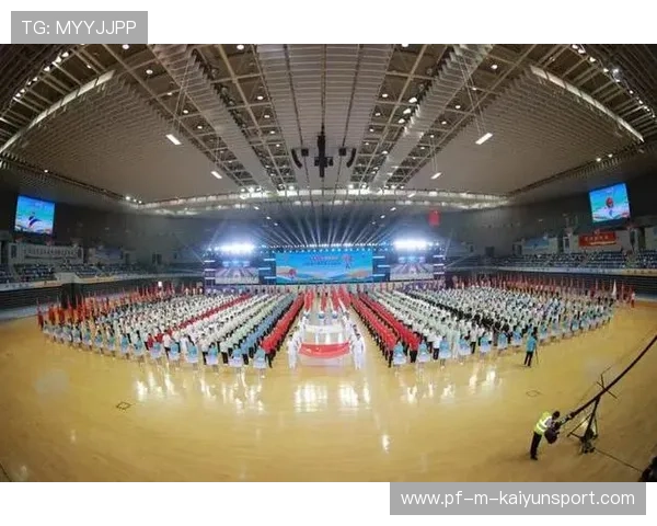 _比赛氛围火热：现场欢呼声经久不息_，比赛现场气氛活跃